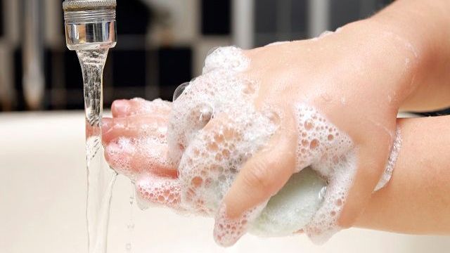 Servizi speciali srl bambino che si lava le mani nel lavandino 